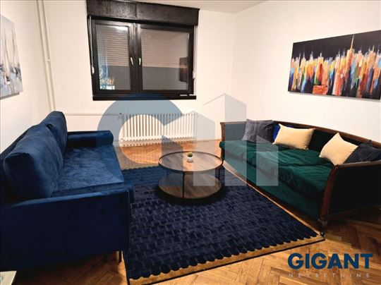 Đeram pijaca, 42m2, bela fasadna cigla, namešten