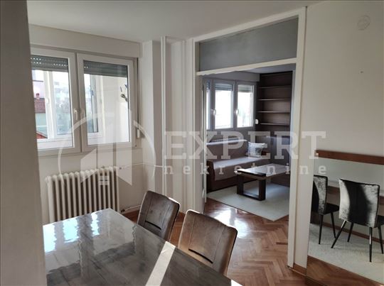 Izdaje se stan na Bulevaru Nemanjića kod banke Int