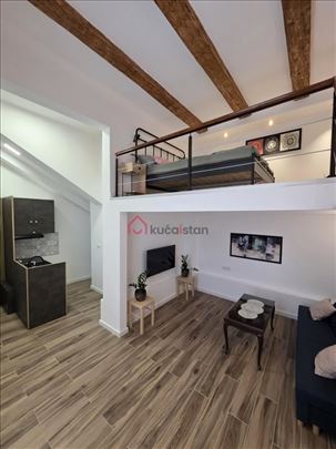 Komplet Renoviran. Pored Pijace i Keja