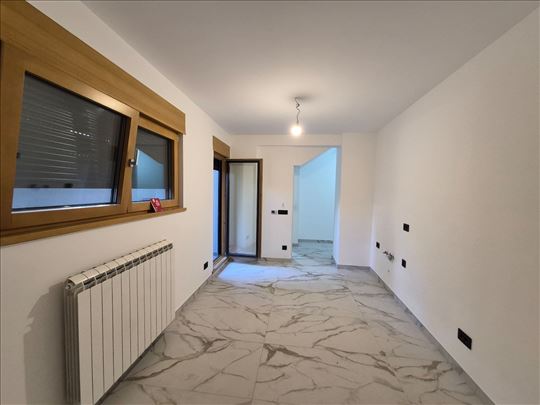Lux garsonjera,PSUT, 38m2 sa terasom i ostavom