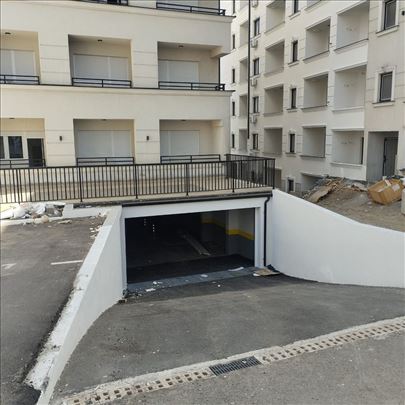 Partizanska,M.M.Lug,parking mesto u zgradi