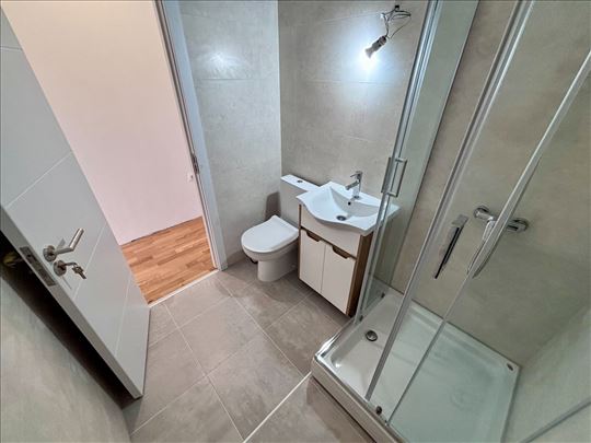 Renoviran 2.5 stan sa lođom u Skojevskom naselju