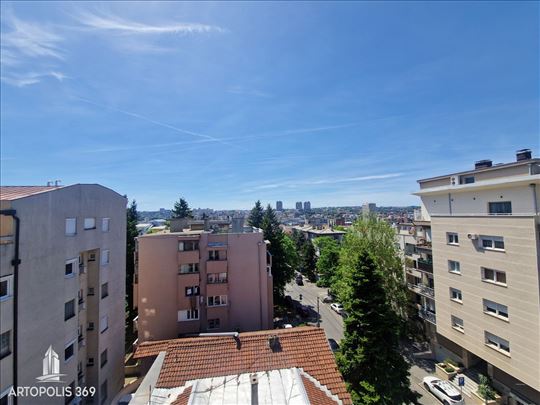 Sjajan, sunčan i svetao dvosoban stan u Šumicama