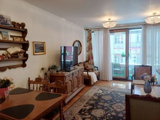 Unikatan 3.0 stan, novija zgrada,2 garaže, ID 9521