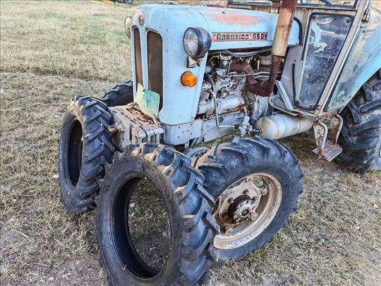 Prodajem traktor