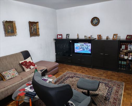 trosoban stan u blizini gradskih bazena