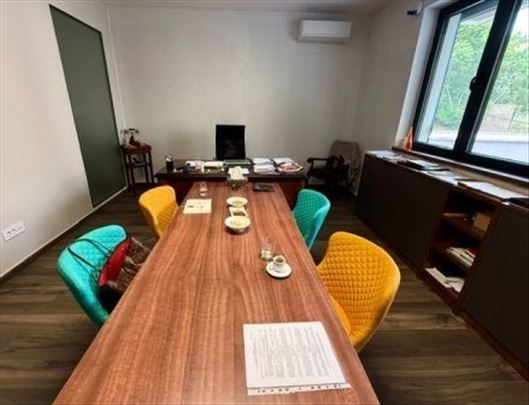 Odličan poslovni prostor, 63m2 u prizemlju zgrade,