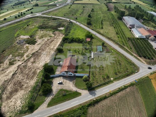Poslovni objekat sa halom na placu od 60 ari