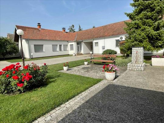 Poslovno-stambeni kompleks sa razrađenim biznisom