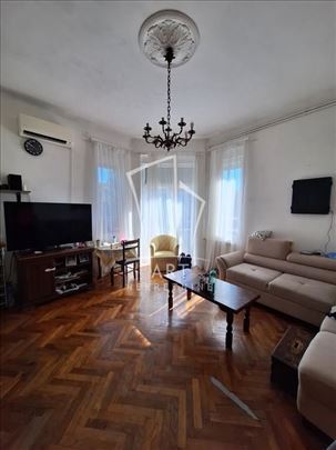 Uknjižen salonac u blizini I beogradske gimnazije