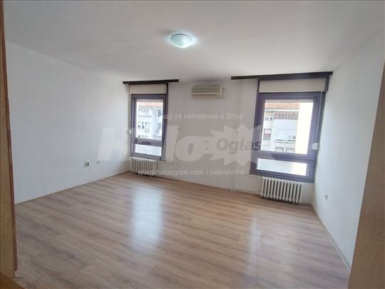 1.0 Adaptibilan u 1.5 Stan - Preko Puta Ade