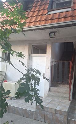 Izdajem komforan dvosoban stan Centar III