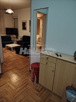 Izdajem namešten stan 42m u M. Oreškovića na duže