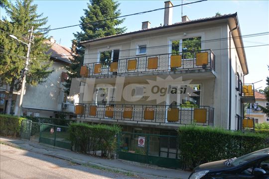 Kuća sa 4 stana i dve garaže Novi Železnik