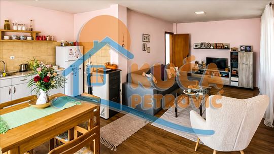 Poslovno-stambeni objekat, 154m2, Bulevar Nikole P