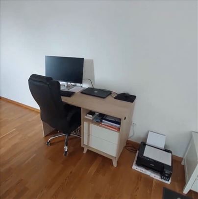 Prodaje se radni sto i 2 radne stolice/fotelje