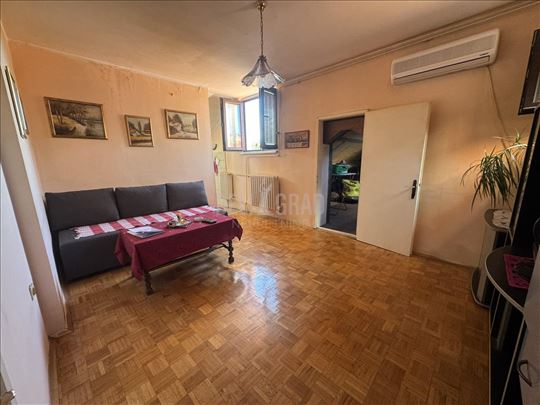 Uknjižen 2,5 stan, Labudovo brdo