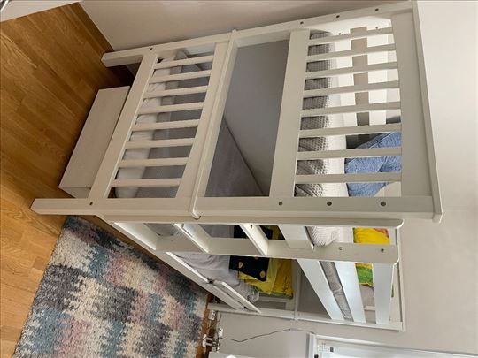 Deciji kravet na sprat sa fijokama 