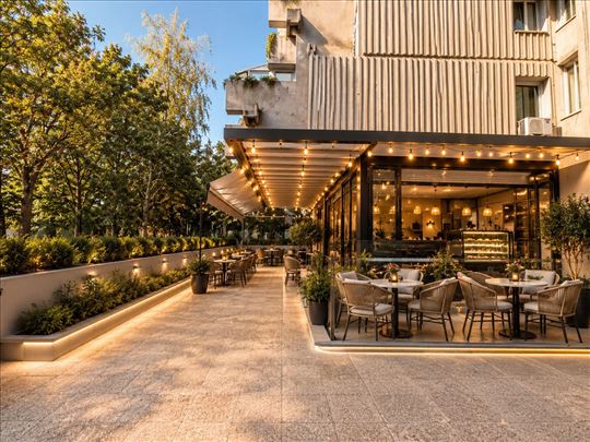 Lokal 66m2 sa izlogom i baštom od 100m2 / 2 ostave