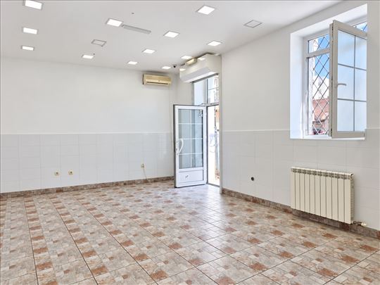 LOKAL sa izlogom | Vračar | 64m² | 2 ulaza