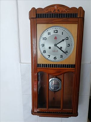 Zidni sat sa klatnom