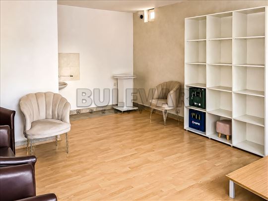 Izdaje se ulični lokal u blizini Šojke, 30m2