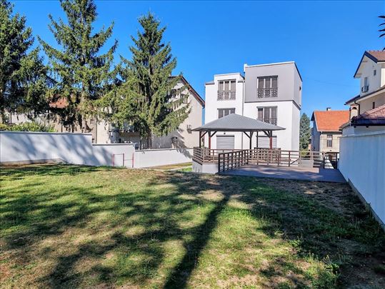 Kanarevo Brdo lux kuća 280 m2, bašta 8 Ari, Sauna