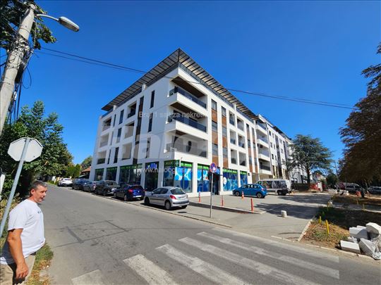 Poslovni prostor LUX51m2 preko puta Uprave Prihoda