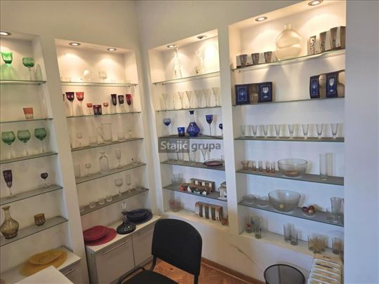 Atraktivan salonac, strogi centar