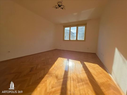 Dve spavaće sobe, visoko prizemlje, podrum od 25m2