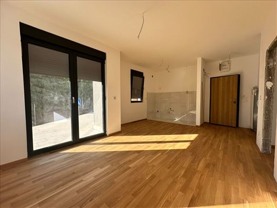 Dvosoban stan, terasa 40m2, novogradnja, uknjižen