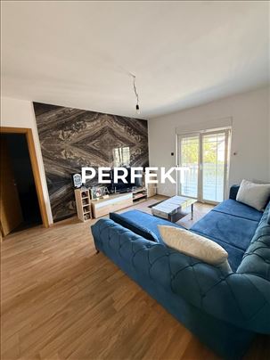 Kuća sa 3 uknjižena stana + garaža + plac