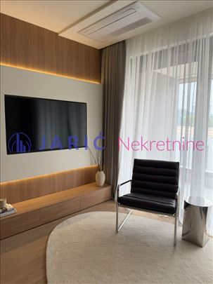 LUX !78 m² sa privatnim parkingom i bazenom
