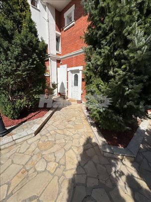 LUX STAN na Dedinju/100 m2 + privatno dvorište