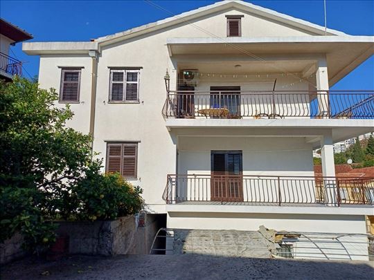 Porodična kuća u Igalu, 395m2, 300 metara od mora.