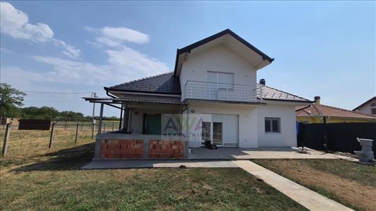 Sombor, Mz Mlake – novija kuća 288 m², plac 15,86 