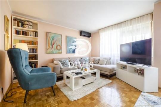 Trosoban stan sa dve lođe na Donjem Dorćolu, 85m2
