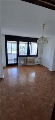 Trosoban stan, uknjižen, blizu reke