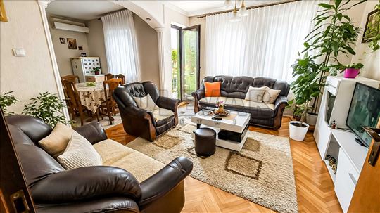 Idealan porodični stan sa tri spavaće sobe, 76m2