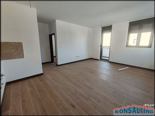 Stan,novogradnja,Novi Banovci,autoput blizu,034-05