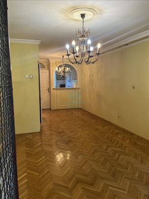Cerak, vertikala sa garažom i dvorištem