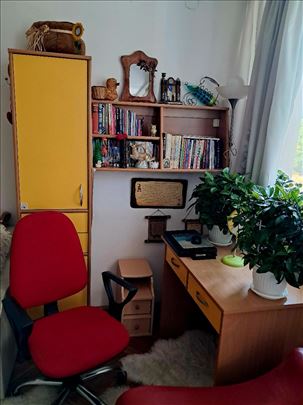 DEČIJA SOBA Radni sto, stolica, ormar, police i gr