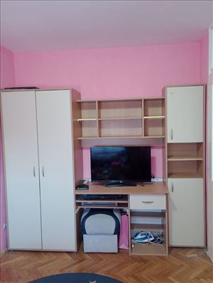 Mala dečija radna soba (ormari, police, sto) 