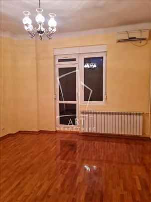 Salonac u centru za poslovni prostor ID#16280