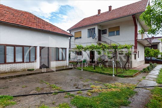 Spratna kuća sa pom.prostorom, Vrtište, plac 12