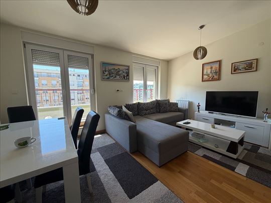 Komforan trosoban stan od 82 m² na Voždovcu