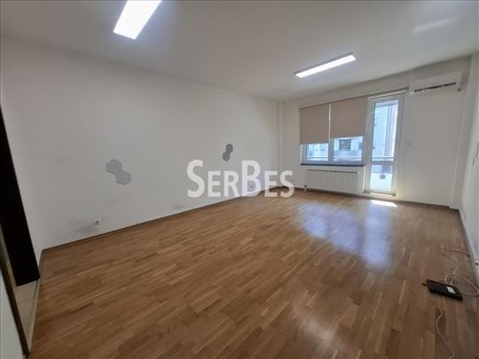 Odličan 4,0 stan 113m2 sa 1 garažnim mestom na Bul