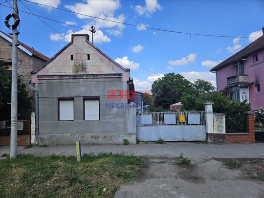 Prodaja Samostalne Porodične Kuće u Jakovu