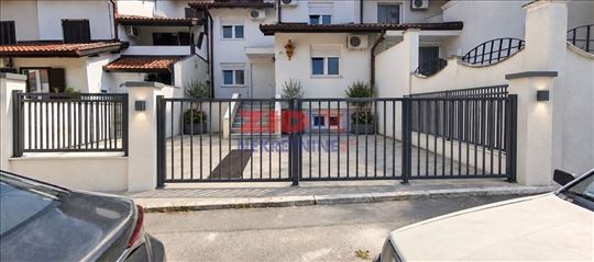 Kuća Bežanijska kosa renovirana, tri parking mesta