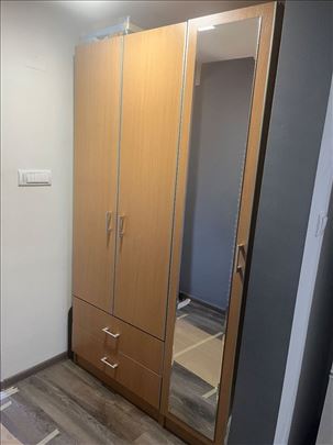 Ormar sa ogledalom i sto za dnevni boravak